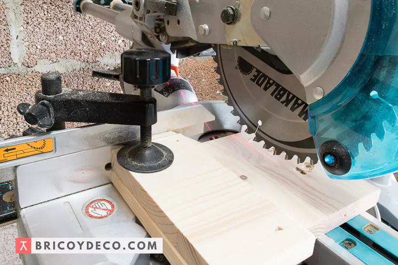 cortar la base de madera de la lámpara de pie