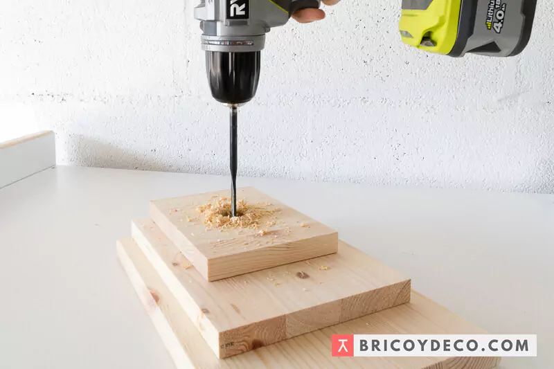 perforar la base de madera que sirve de pie de la lámpara