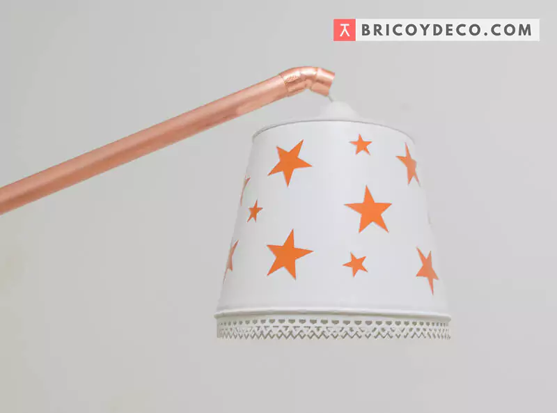 pantalla de lámpara infantil decorada con estrellas 