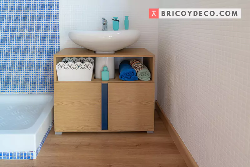 cómo organizar el baño con un mueble para lavabo con pedestal