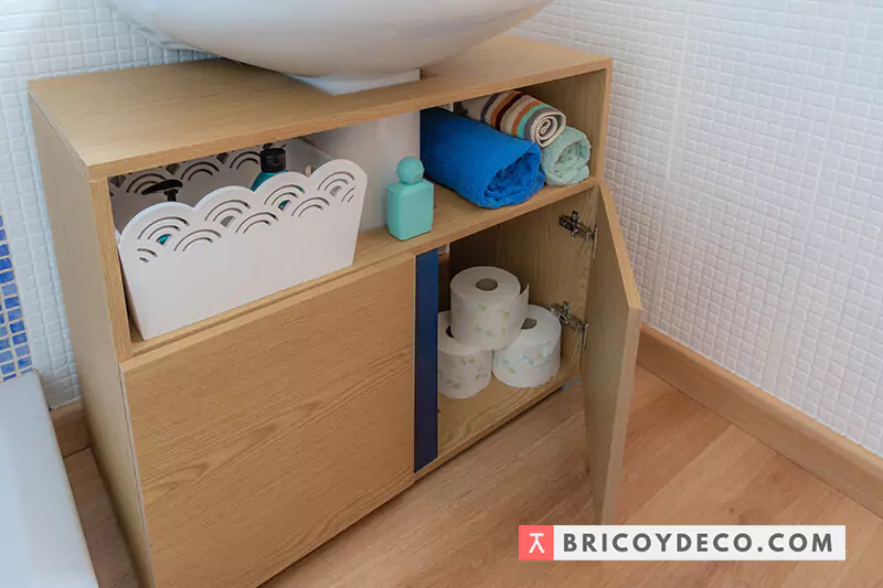 cómo organizar los accesorios del baño