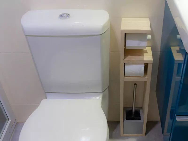 portarrollos con escobillero de madera