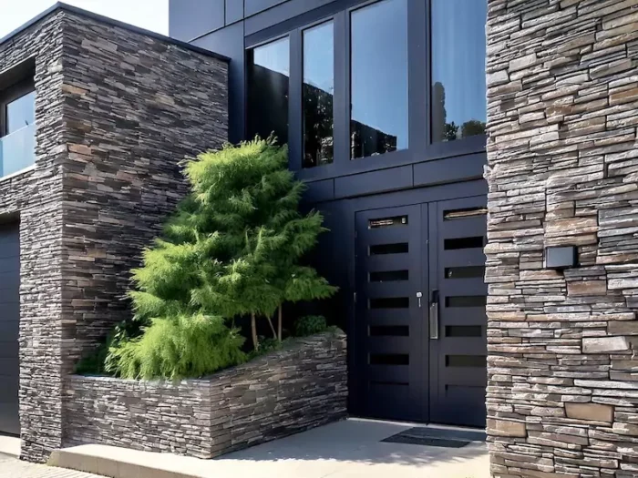 fachada moderna de acero y piedra